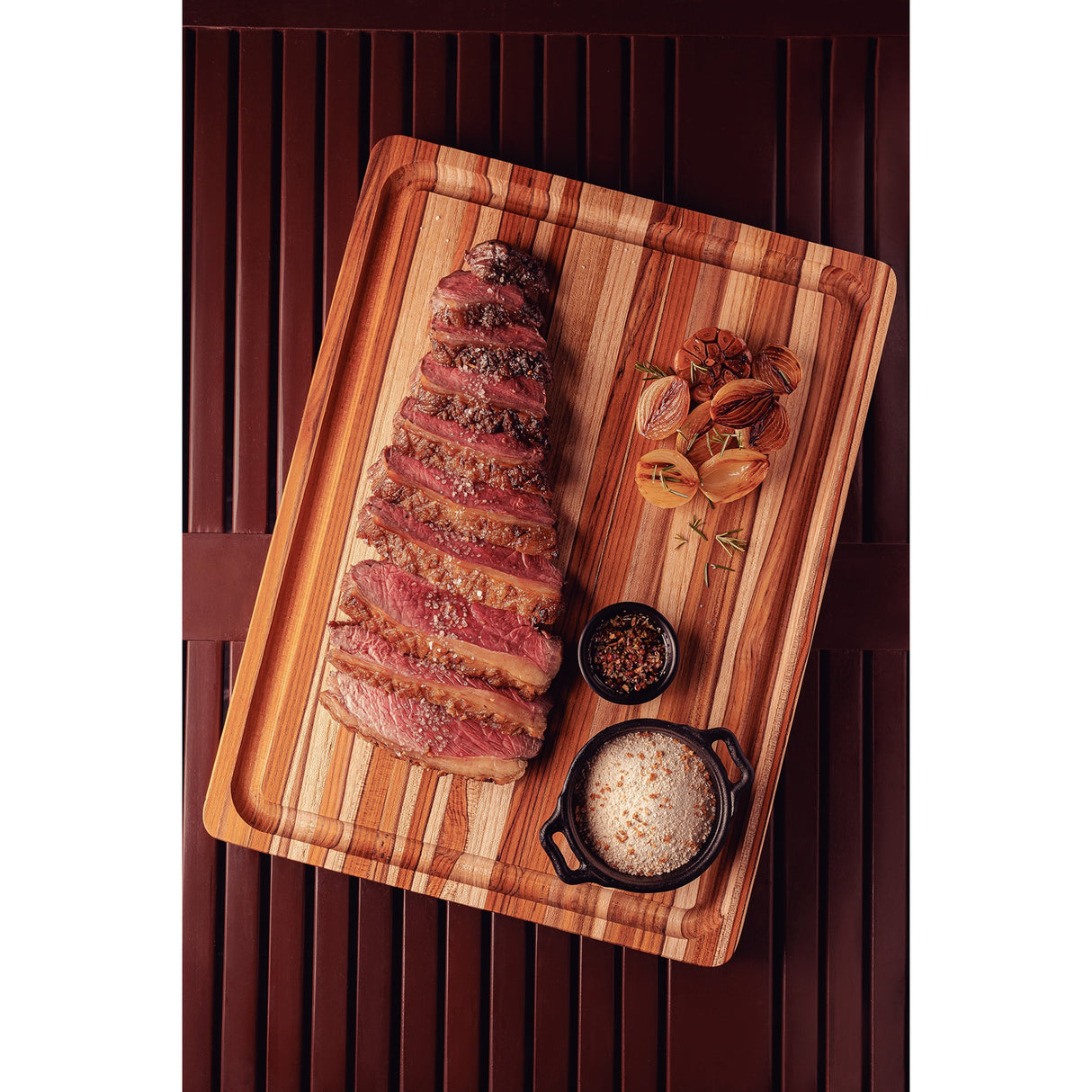 Premium grila dēlis ar rokturi no FSC sertificēta tīkkoka, ar ērtu gropi un izturīgu minerāleļļas apdari, 40x30 cm