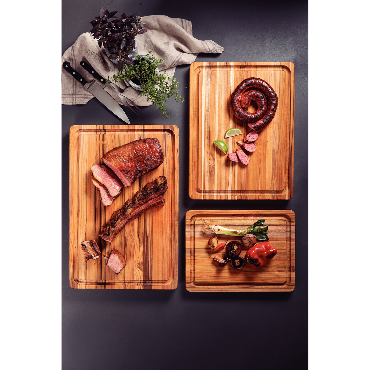 Premium grila dēlis ar rokturi no FSC sertificēta tīkkoka, ar ērtu gropi un izturīgu minerāleļļas apdari, 40x30 cm