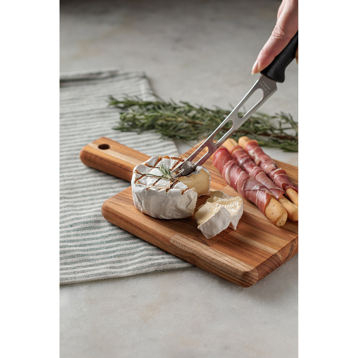 FSC lõikelaud 30x15x1,5 tiikpuust