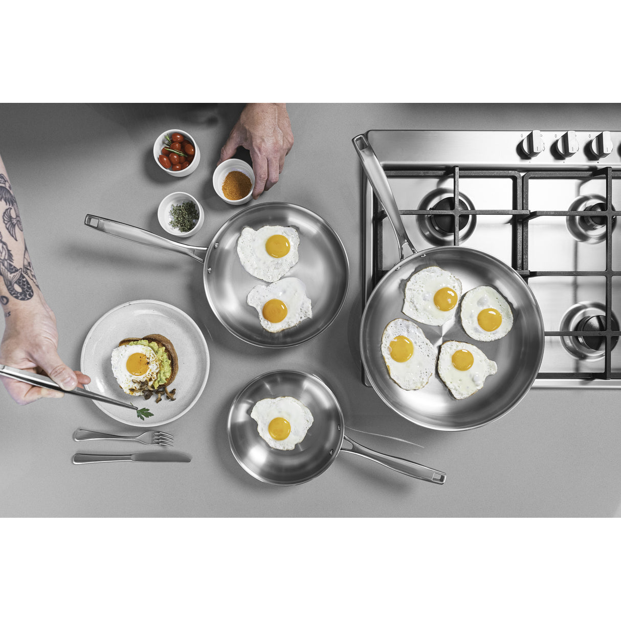 GRANO, 30 cm nerūsējošā tērauda cepšanas panna ar trīsslāņu korpusu un garu rokturi